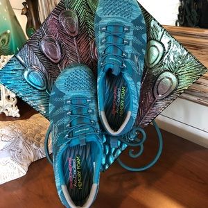9.5 Skechers teal mesh sneakers